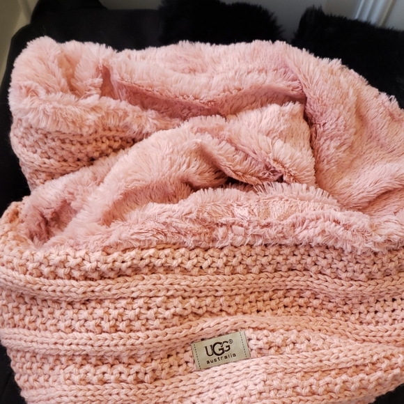 UGG HAT And INFINITY SCARF, GLOVES SET NEW - Picture 2 of 7